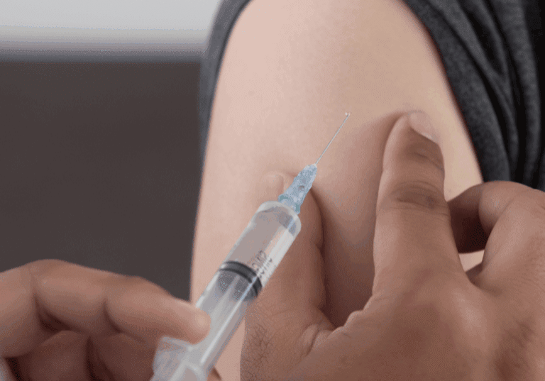 A person getting an injection in the arm